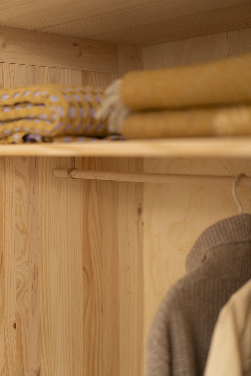 Imagen de ambiente 5 para:Armario de madera con colgador